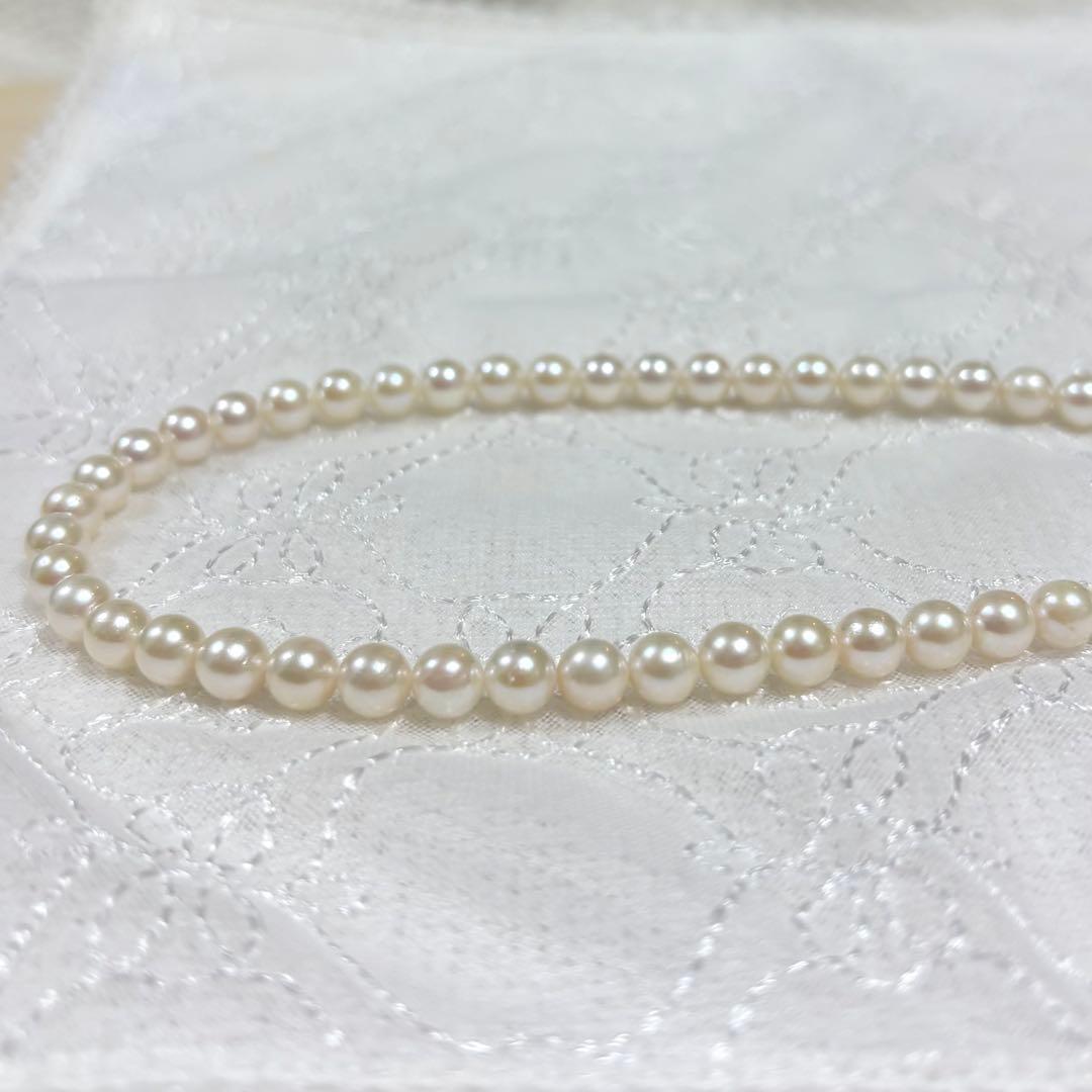 Law Akoya pearl necklace featuring natural white pearls 5.5-6.0 mm diameter with silver clasp on 42 cm chain