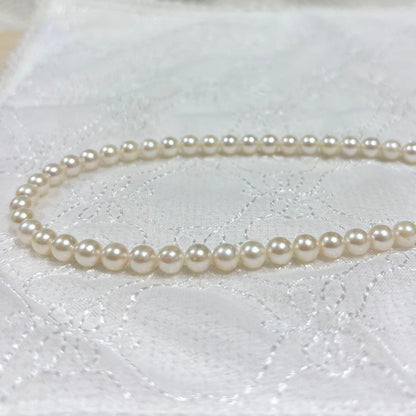 Law Akoya pearl necklace featuring natural white pearls 5.5-6.0 mm diameter with silver clasp on 42 cm chain