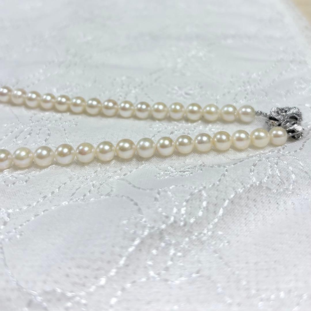 Law Akoya pearl necklace featuring natural white pearls 5.5-6.0 mm diameter with silver clasp on 42 cm chain