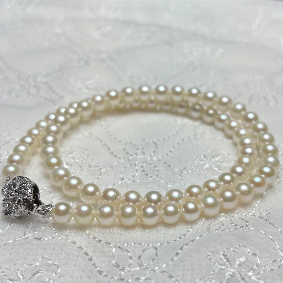 Law Akoya pearl necklace featuring natural white pearls 5.5-6.0 mm diameter with silver clasp on 42 cm chain