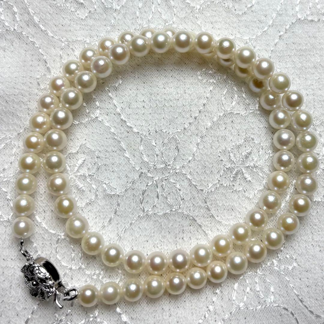 Law Akoya pearl necklace featuring natural white pearls 5.5-6.0 mm diameter with silver clasp on 42 cm chain