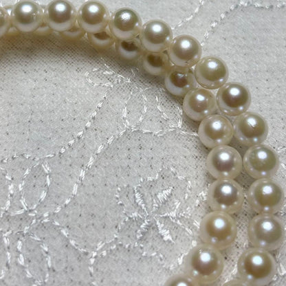 Law Akoya pearl necklace featuring natural white pearls 5.5-6.0 mm diameter with silver clasp on 42 cm chain