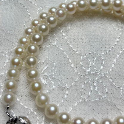 Law Akoya pearl necklace featuring natural white pearls 5.5-6.0 mm diameter with silver clasp on 42 cm chain