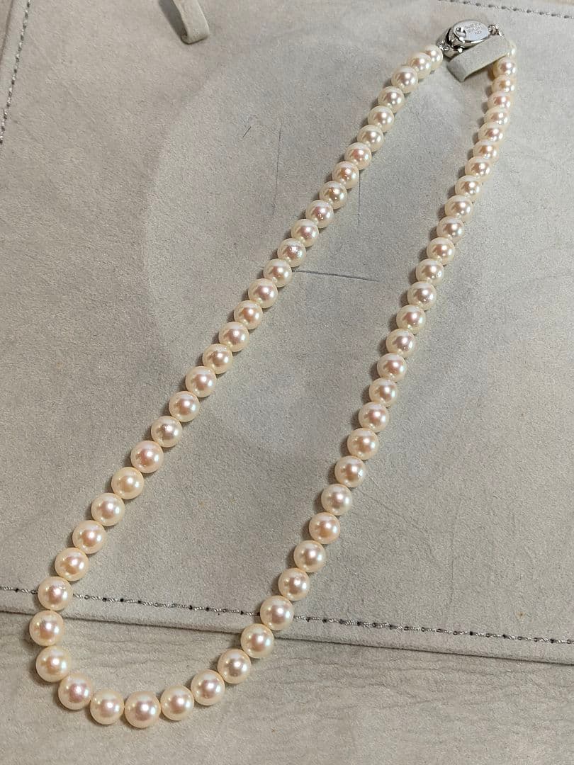 Akoya pearl necklace with 6.5-6.7mm white semi-round pearls and silver engraved bean-shaped clasp, 42.5cm length