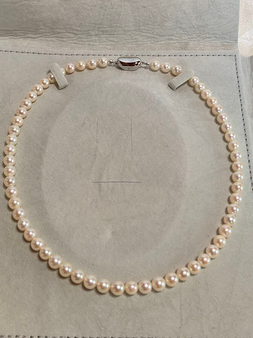 Akoya pearl necklace with 6.5-6.7mm white semi-round pearls and silver engraved bean-shaped clasp, 42.5cm length