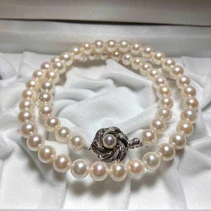 Akoya pearl necklace with 7.0-7.5mm pearls, 43 cm length, featuring a silver clasp