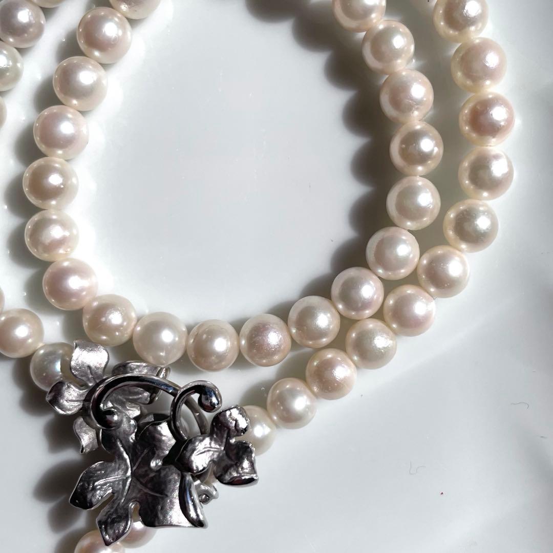Akoya pearl necklace with 6mm white pearls and silver clasp showing pink and green interference colors