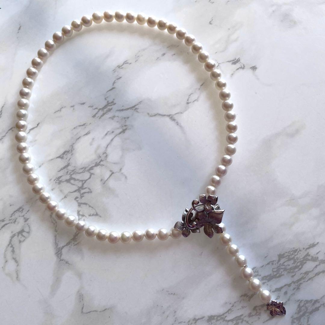 Akoya pearl necklace with 6mm white pearls and silver clasp showing pink and green interference colors