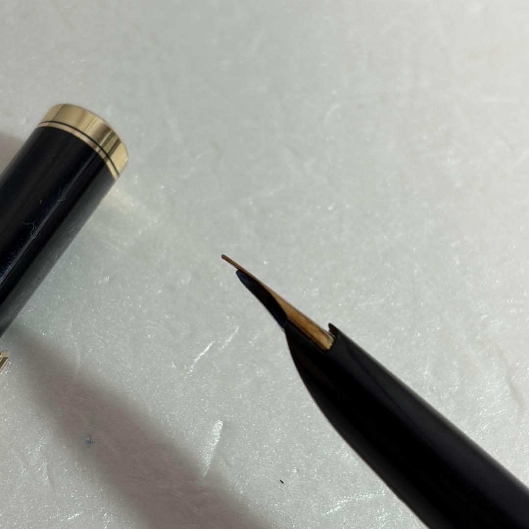 Used Pilot 14K 585 gold fountain pen nib size F with black color, shown close-up