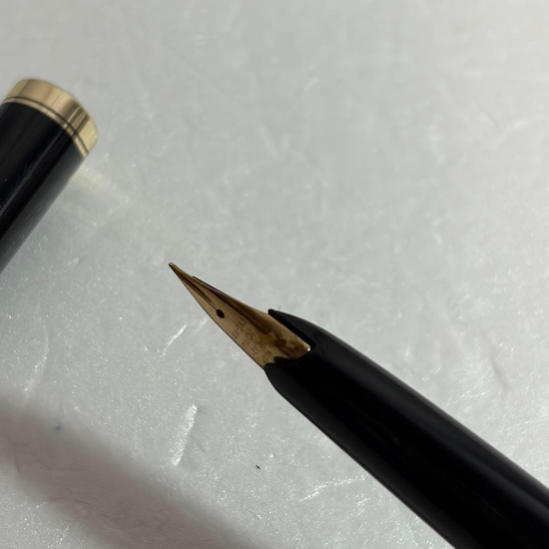 Used Pilot 14K 585 gold fountain pen nib size F with black color, shown close-up