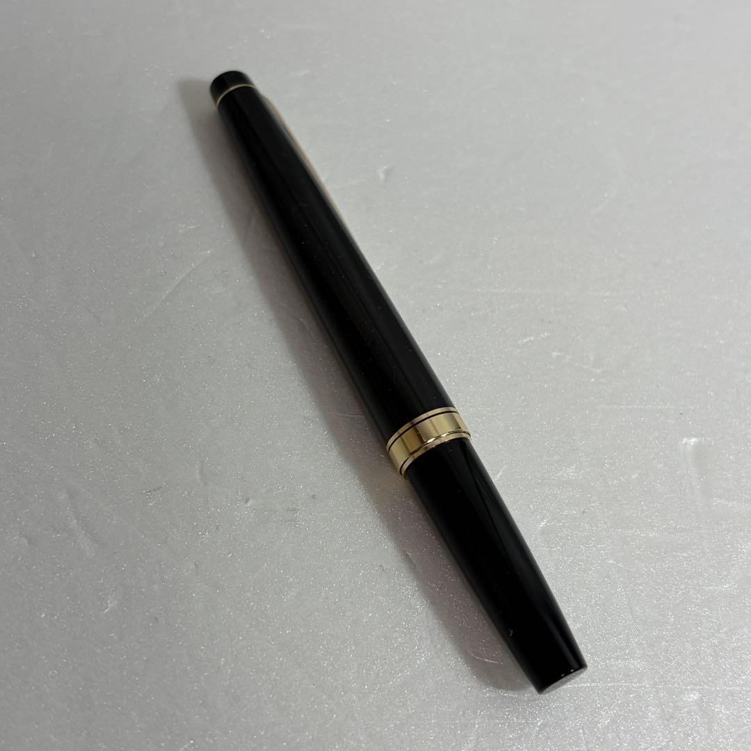Used Pilot 14K 585 gold fountain pen nib size F with black color, shown close-up