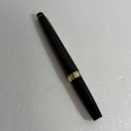 Used Pilot 14K 585 gold fountain pen nib size F with black color, shown close-up