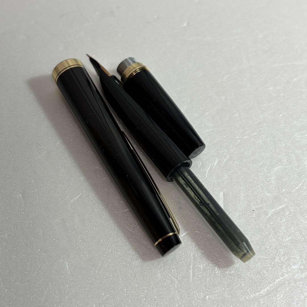 Used Pilot 14K 585 gold fountain pen nib size F with black color, shown close-up