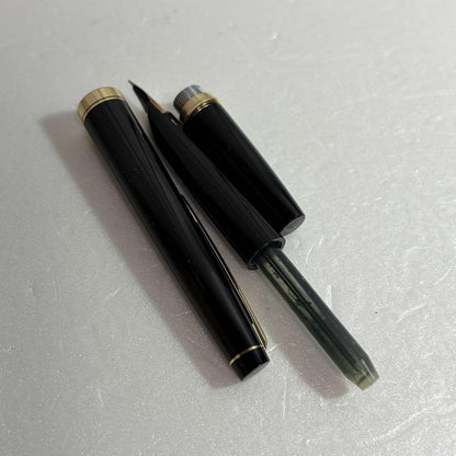 Used Pilot 14K 585 gold fountain pen nib size F with black color, shown close-up