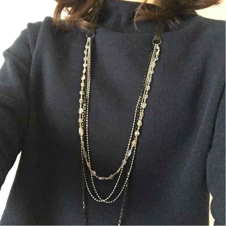 Agaat Labradorite long necklace featuring polished stones with a smooth finish on a thin chain