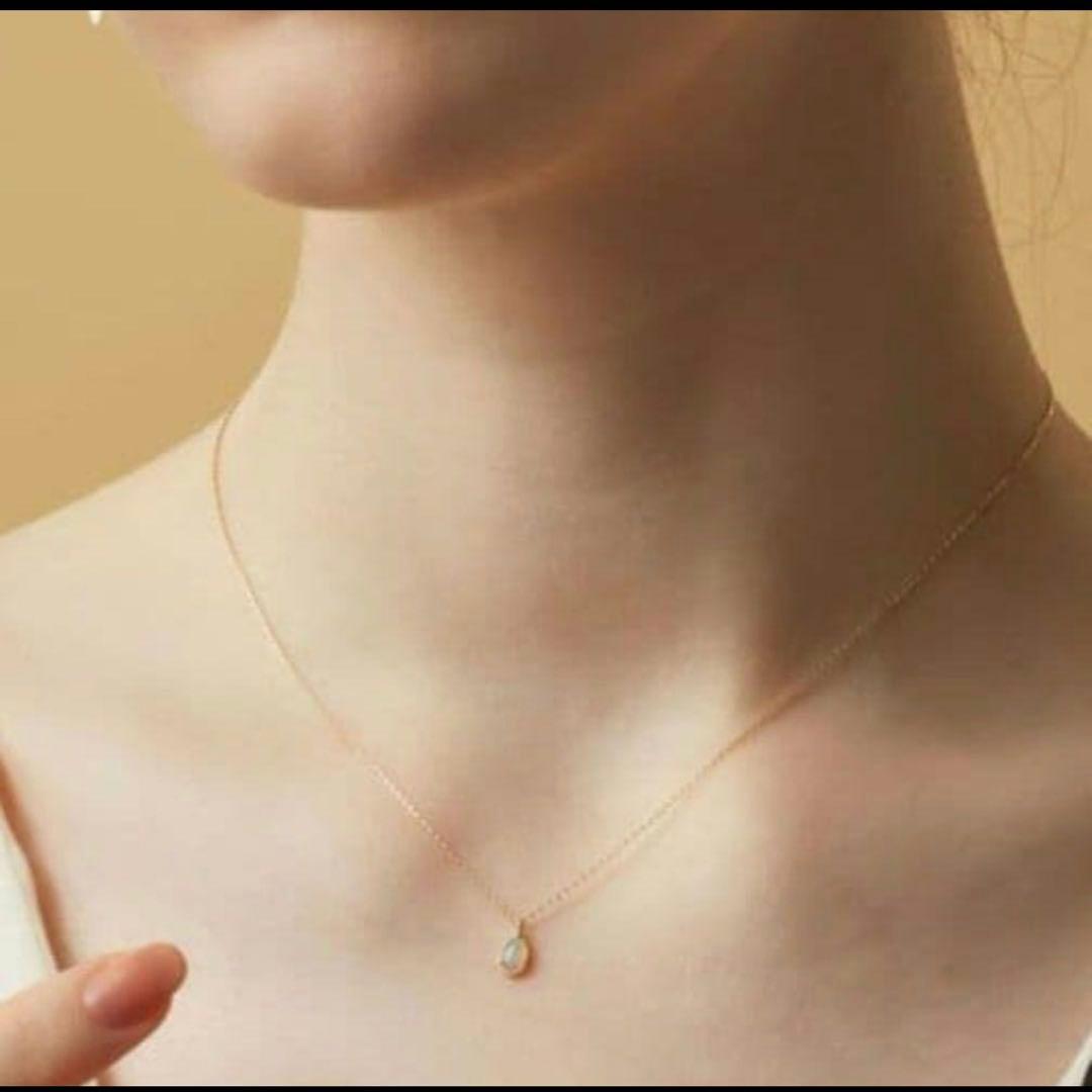 Agat K10 necklace with a small opal pendant measuring 0.6 by 0.4 cm on a 40cm gold chain