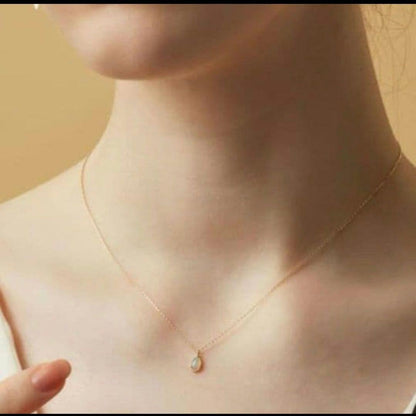 Agat K10 necklace with a small opal pendant measuring 0.6 by 0.4 cm on a 40cm gold chain