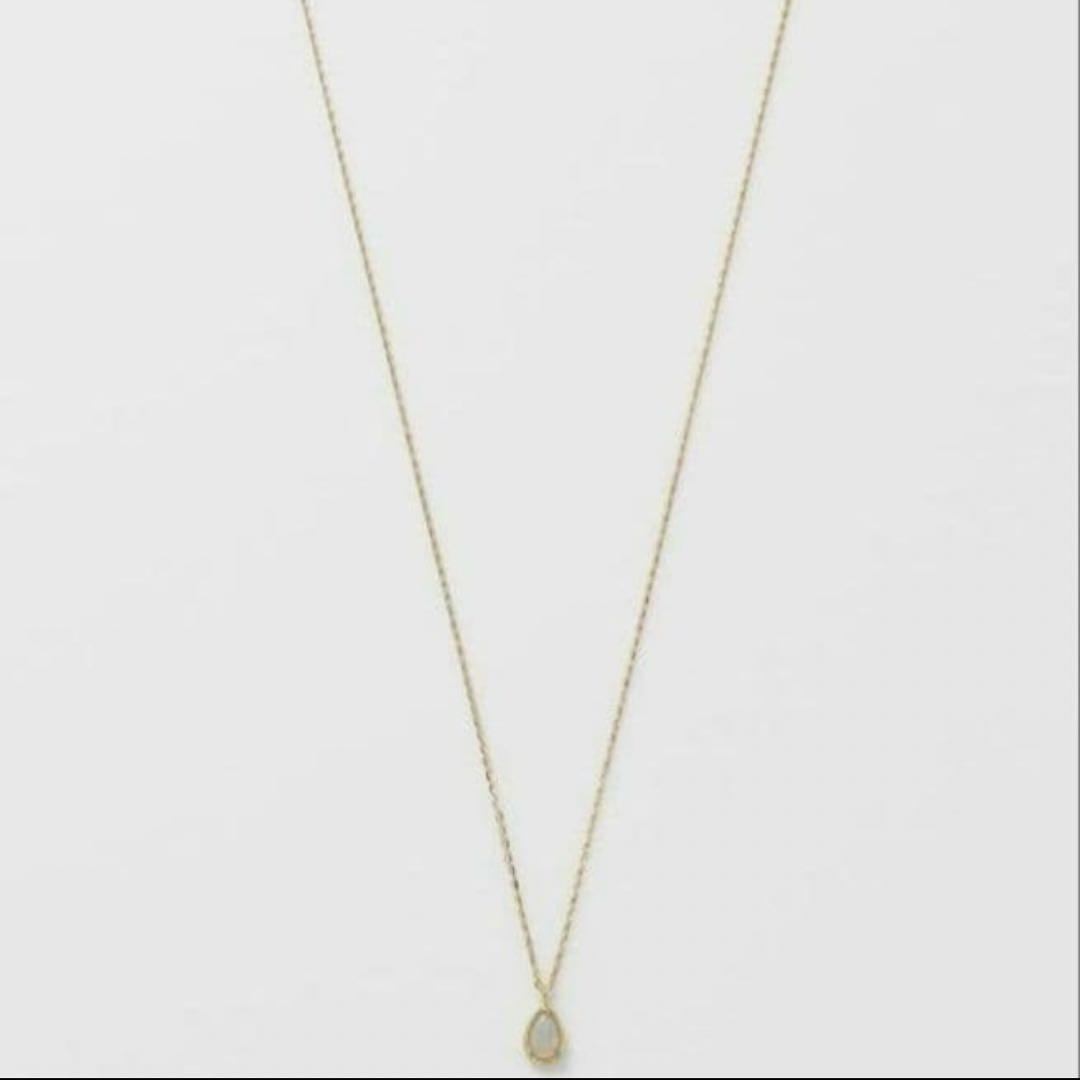 Agat K10 necklace with a small opal pendant measuring 0.6 by 0.4 cm on a 40cm gold chain