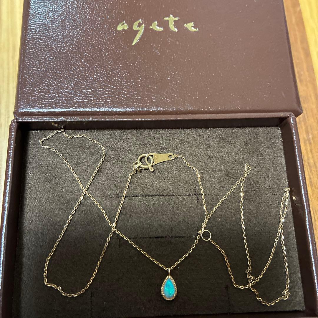 Agat K10 necklace with a small opal pendant measuring 0.6 by 0.4 cm on a 40cm gold chain