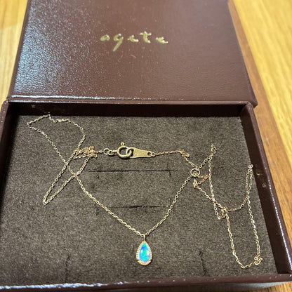 Agat K10 necklace with a small opal pendant measuring 0.6 by 0.4 cm on a 40cm gold chain