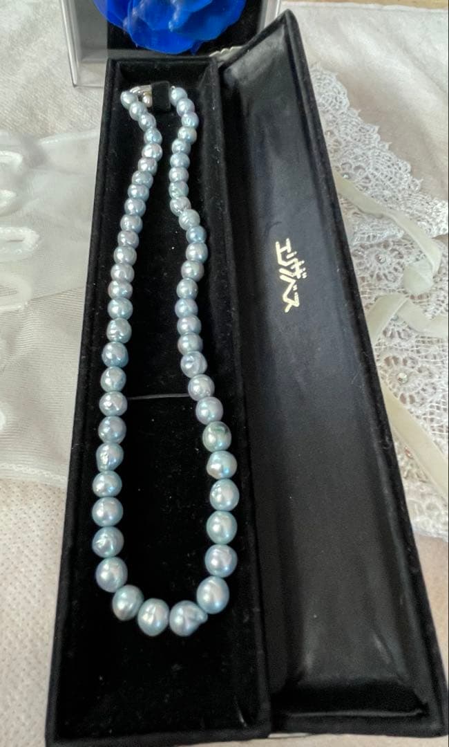 Elizabeth blue-gray Akoya pearl necklace featuring 7.5mm semi baroque pearls on a 42cm strand