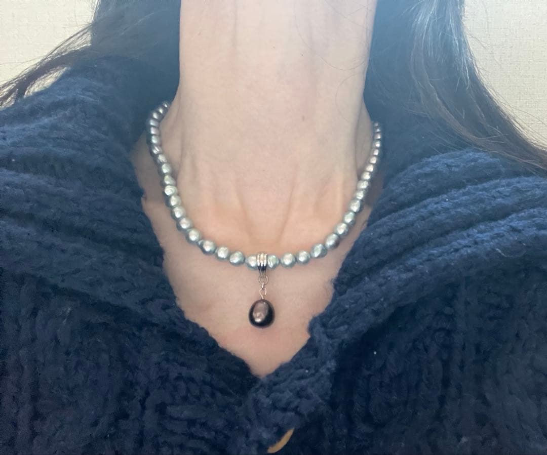 Elizabeth blue-gray Akoya pearl necklace featuring 7.5mm semi baroque pearls on a 42cm strand