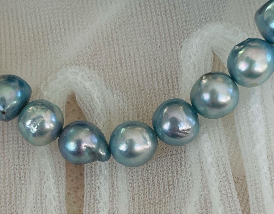 Elizabeth blue-gray Akoya pearl necklace featuring 7.5mm semi baroque pearls on a 42cm strand