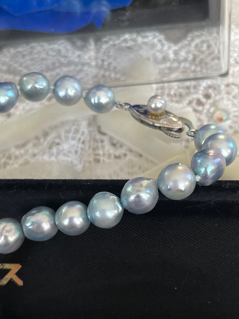 Elizabeth blue-gray Akoya pearl necklace featuring 7.5mm semi baroque pearls on a 42cm strand