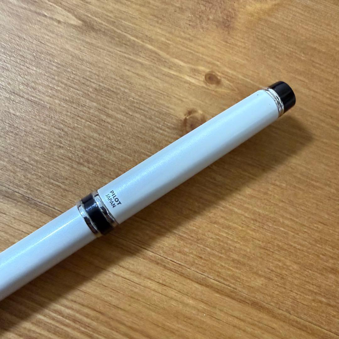 PILOT GRANCE mechanical pencil with white barrel and 0.5mm lead tip