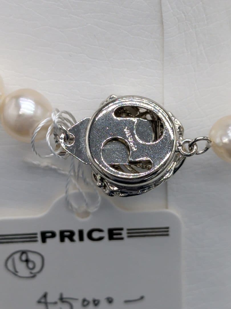 Akoya cultured pearl baroque necklace with 7.5-8mm white pearls and silver clasp, 43.7cm length