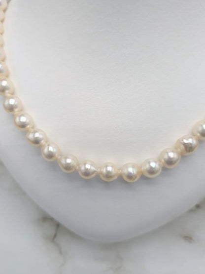 Akoya cultured pearl baroque necklace with 7.5-8mm white pearls and silver clasp, 43.7cm length