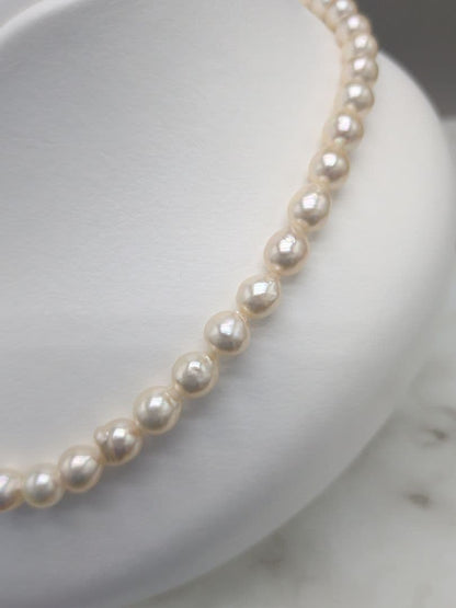 Akoya cultured pearl baroque necklace with 7.5-8mm white pearls and silver clasp, 43.7cm length