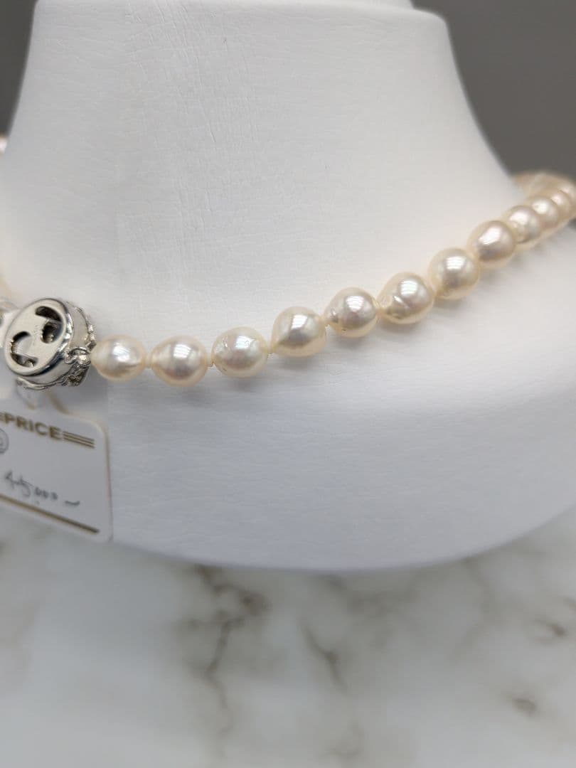 Akoya cultured pearl baroque necklace with 7.5-8mm white pearls and silver clasp, 43.7cm length