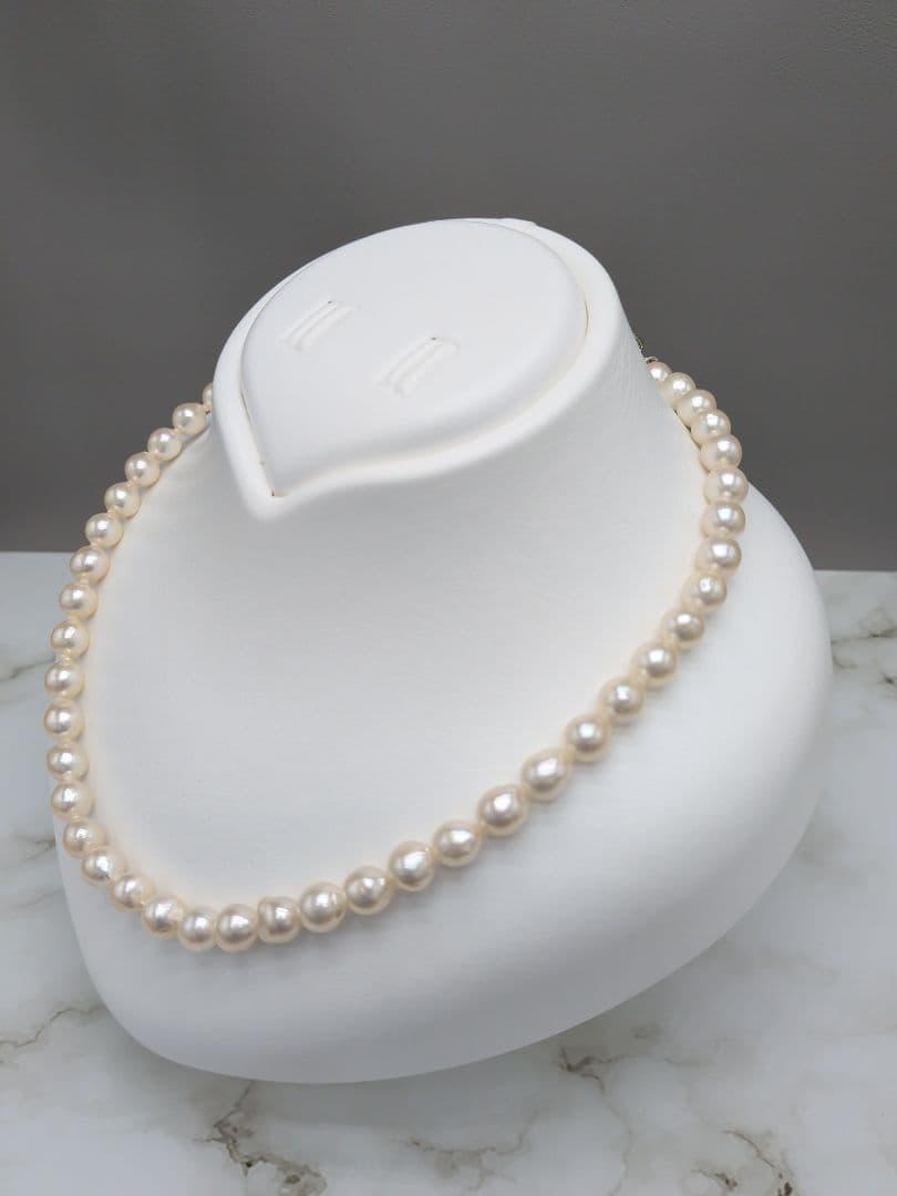 Akoya cultured pearl baroque necklace with 7.5-8mm white pearls and silver clasp, 43.7cm length