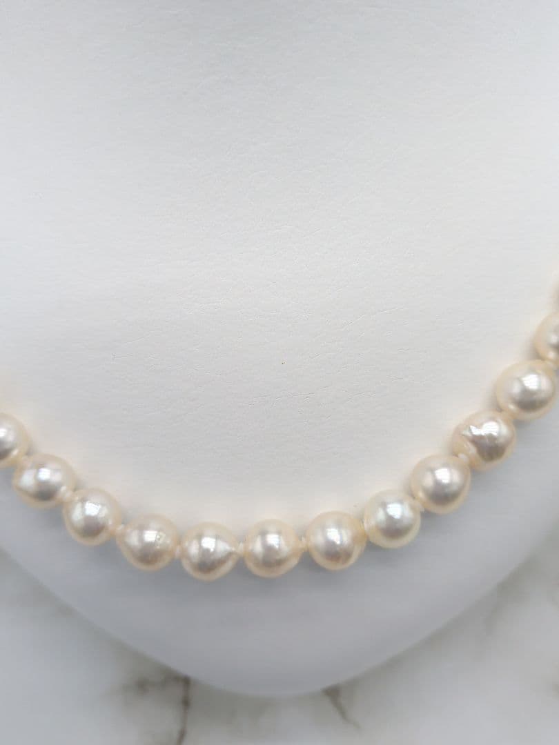 Akoya cultured pearl baroque necklace with 7.5-8mm white pearls and silver clasp, 43.7cm length