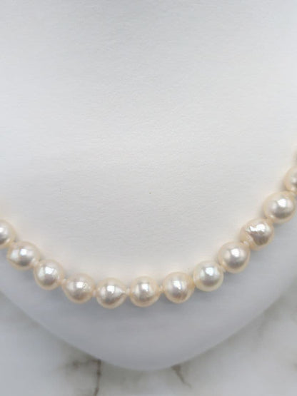 Akoya cultured pearl baroque necklace with 7.5-8mm white pearls and silver clasp, 43.7cm length