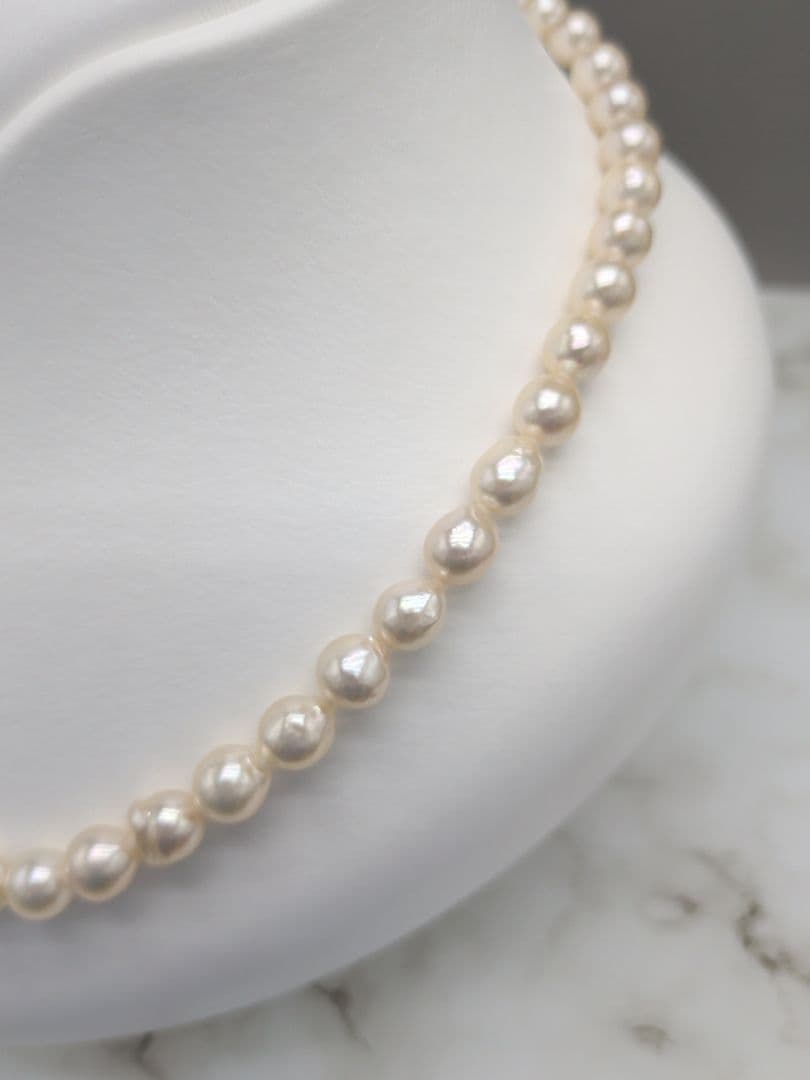 Akoya cultured pearl baroque necklace with 7.5-8mm white pearls and silver clasp, 43.7cm length