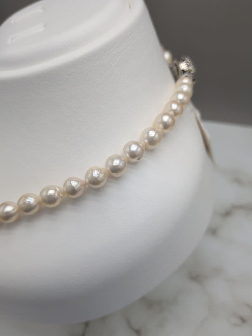 Akoya cultured pearl baroque necklace with 7.5-8mm white pearls and silver clasp, 43.7cm length