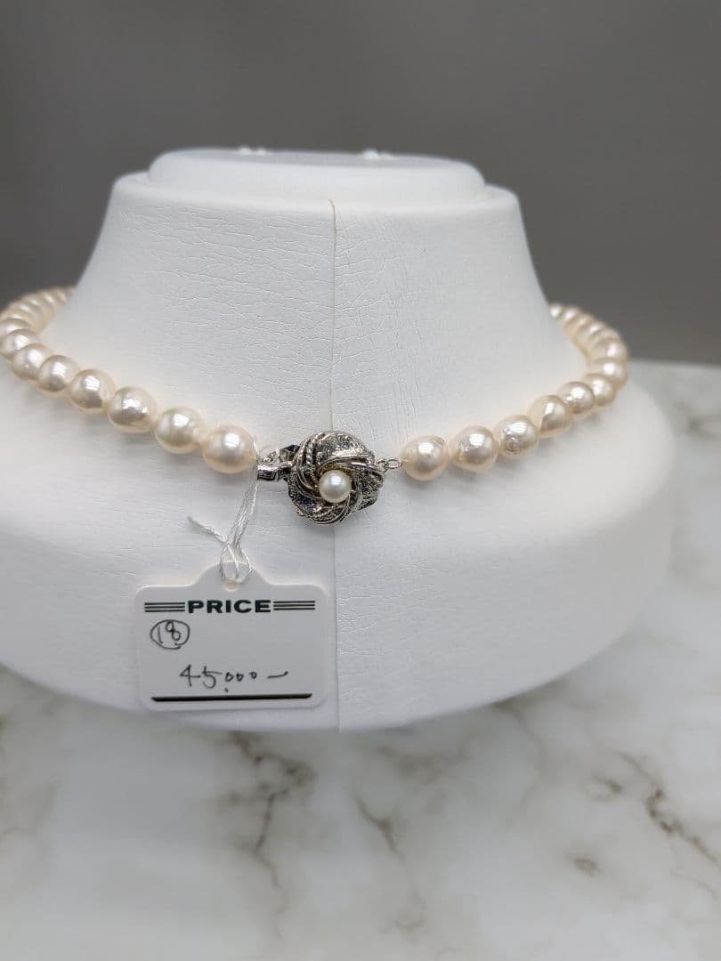 Akoya cultured pearl baroque necklace with 7.5-8mm white pearls and silver clasp, 43.7cm length
