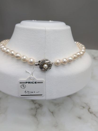 Akoya cultured pearl baroque necklace with 7.5-8mm white pearls and silver clasp, 43.7cm length