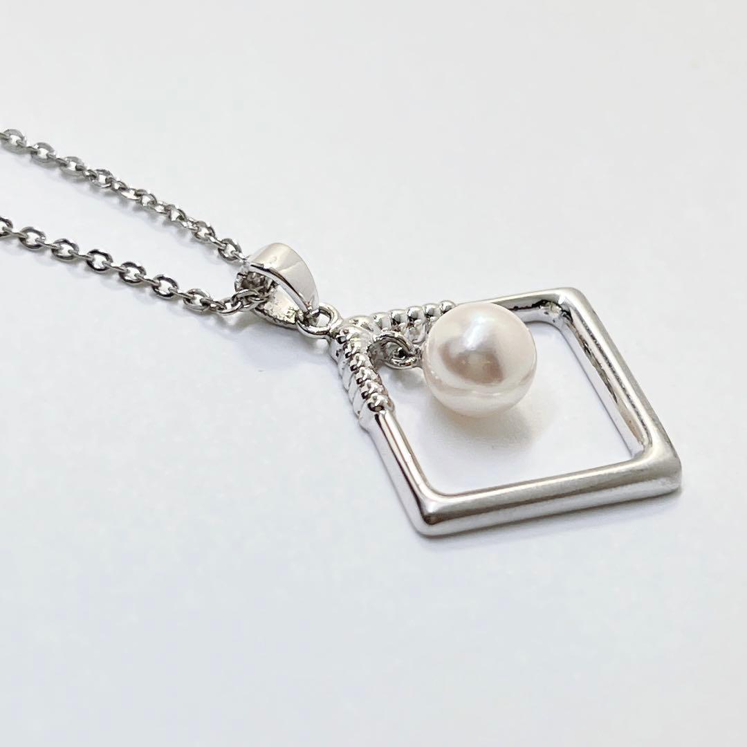 MIKIMOTO Pearl Square Necklace made of silver with a 40cm chain and square pearl pendant