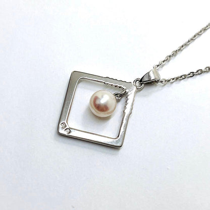 MIKIMOTO Pearl Square Necklace made of silver with a 40cm chain and square pearl pendant