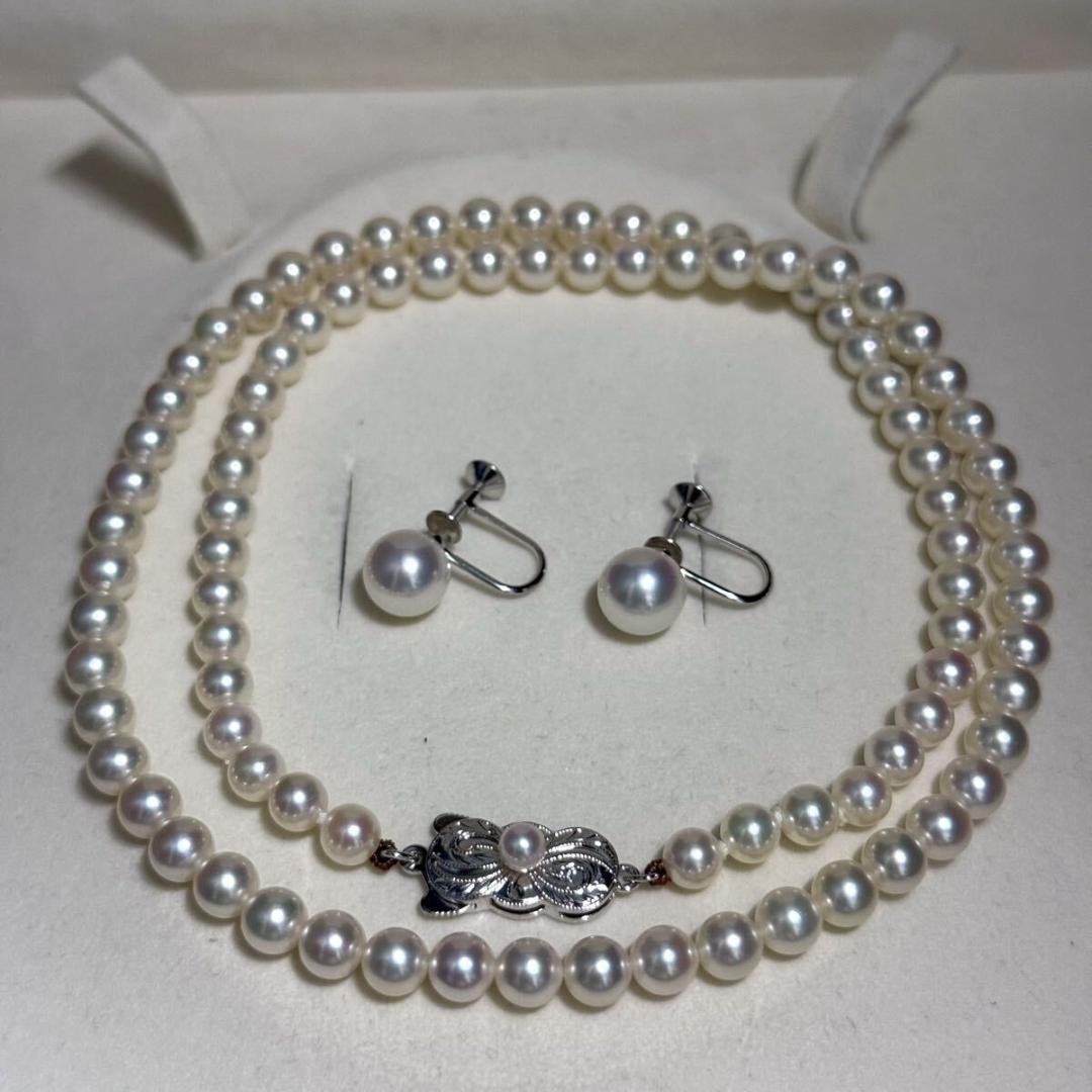 Mikimoto Akoya pearl necklace and earrings set with round white pearls and gold K18 settings