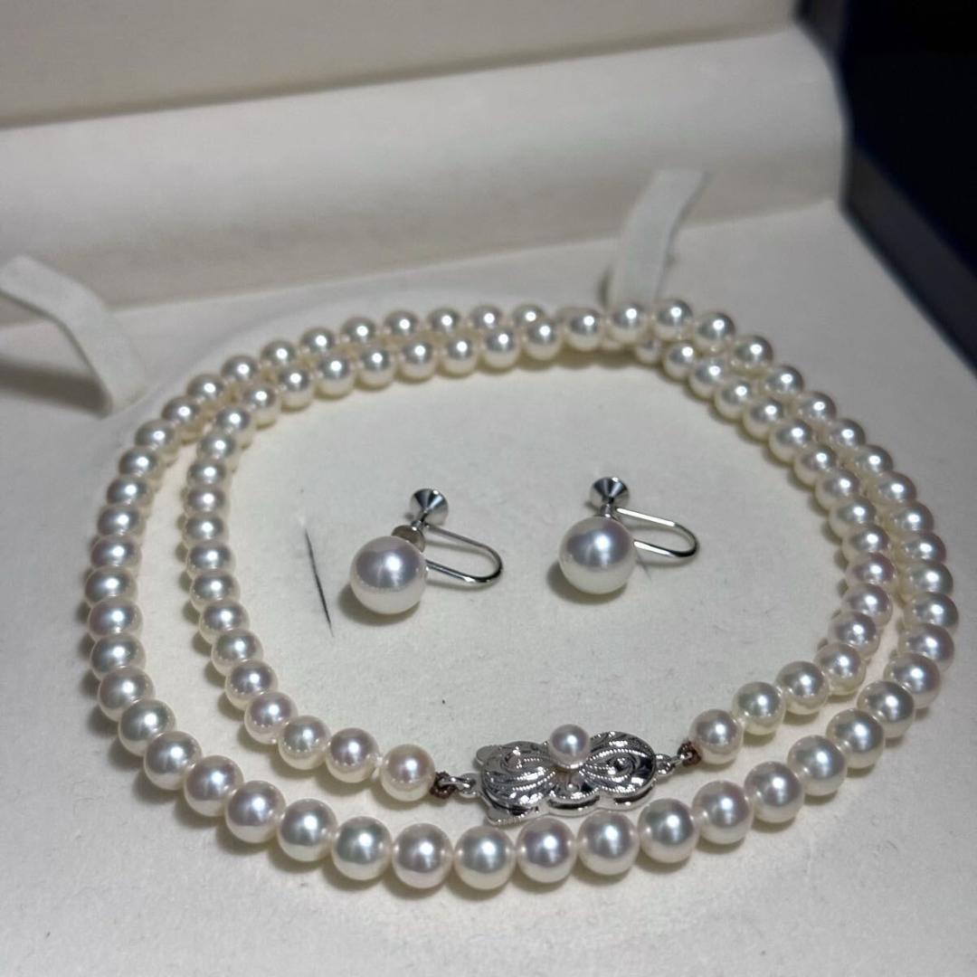 Mikimoto Akoya pearl necklace and earrings set with round white pearls and gold K18 settings