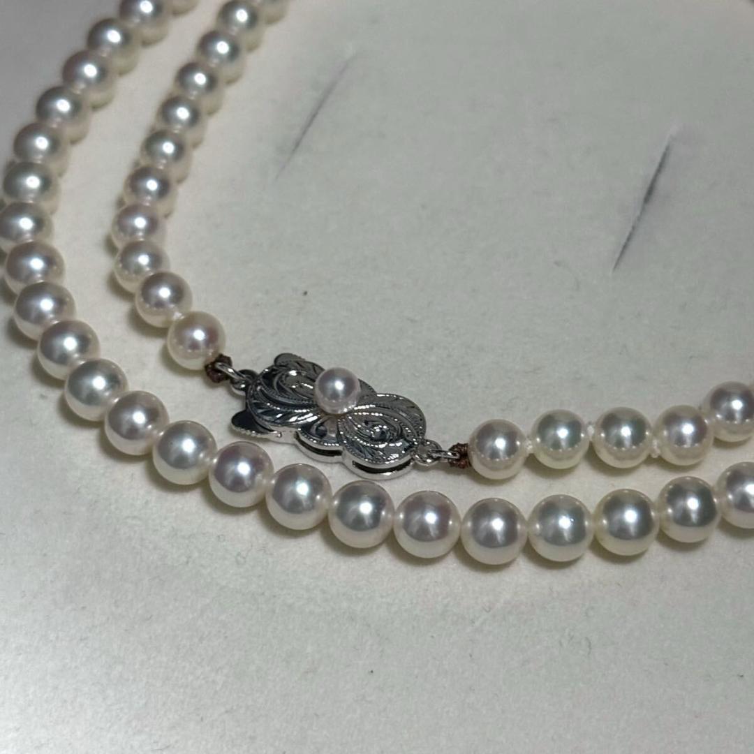 Mikimoto Akoya pearl necklace and earrings set with round white pearls and gold K18 settings