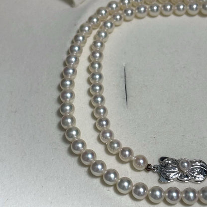 Mikimoto Akoya pearl necklace and earrings set with round white pearls and gold K18 settings