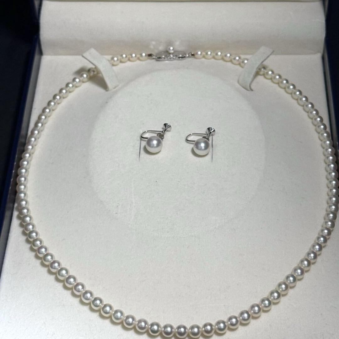 Mikimoto Akoya pearl necklace and earrings set with round white pearls and gold K18 settings