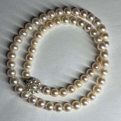 Polished Akoya pearl necklace with 6.5-7mm pearls, approximately 43 cm long, displayed on a white background