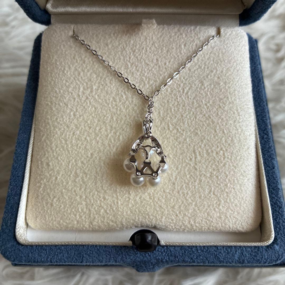 MIKIMOTO pearl necklace with 6 pearls, silver chain, flower motif, displayed with included box