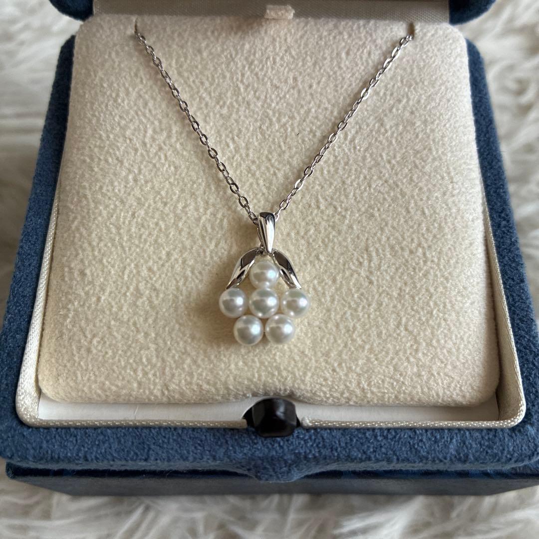MIKIMOTO pearl necklace with 6 pearls, silver chain, flower motif, displayed with included box
